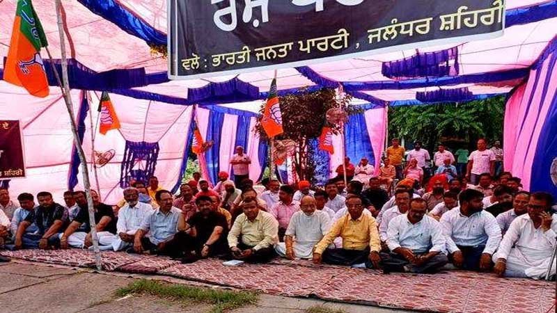 पंजाब: भीषण गर्मी में BJP में उबाल, डीसी दफ्तरों के बाहर धरना प्रदर्शन, जाने वजह