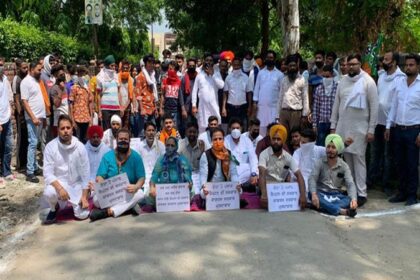 कांग्रेस के सभी विधायकों के घर के बाहर भाजयुमो ने किया प्रदर्शन, जाने वजह