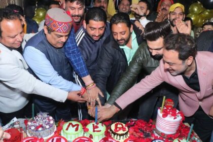 हो गया भाजपा-आप की मिलीभगत का खुलासा...भाजपा नेता कटवा रहे आम आदमी पार्टी के प्रत्याशी का केक