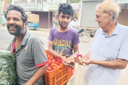 Punjab News: मिलिए फूल वाले दयालु संत से, भाजपा के कालिया कौंसलर से कैसे बने संत? क्या है फूल बांटने की कहानी