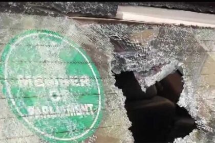 Big News: सांसद की कार पर जबरदस्त हमला, भीड़ ने पथराव कर शीशे तोड़े