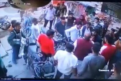 पुलिस ने BJP नेता को दौड़ा-दौड़ाकर पीटा, नाराज MLA और वर्करों ने थाने के बाहर लगाया धरना