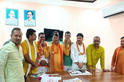 सांसद राजा भैया व MLA प्रतीक भूषण के करीबी अयोध्या शुक्ला को मिली भाजपा में बड़ी जिम्मेदारी, विरोधियों के होश उड़े, जिला अध्यक्ष ने दी बधाई