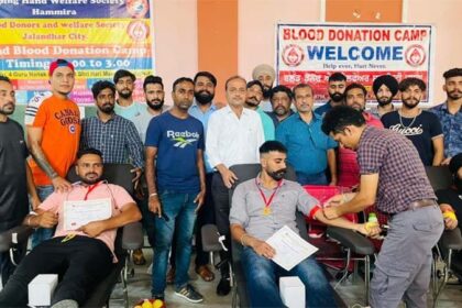 गुरु नानकपुरा के हरिमंदिर में नौजवानों ने किया रक्तदान, MLA राजिंदर बेरी और दीनानाथ प्रधान ने बांटे सर्टिफिकेट