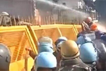 Punjab News: चंडीगढ़ बार्डर पर पुलिस व प्रदर्शनकारी हुए आमने-सामने, पुलिस ने किया लाठीचार्ज