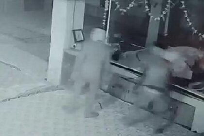 Punjab News: पंजाब में एक बार फिर बेअदबी, चप्पल लेकर गुरुद्वारा में घुसे 2 लोग, सीसीटीवी में हुए कैद