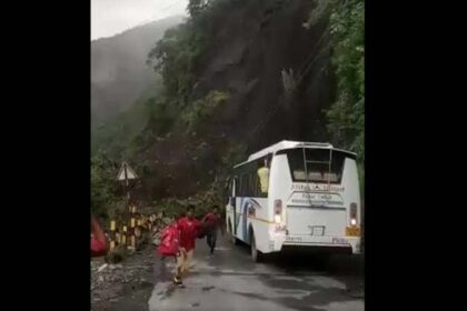 उत्तराखंड में LAND SLIDE: नैनीताल के पास सड़क पर टूटकर गिरने लगा पहाड़, डरके मारे बस की खिड़की से कूदकर भागे लोग