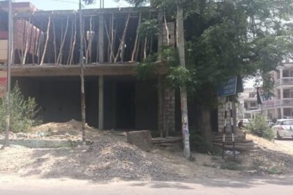 नक्शा रिहाइशी, कंस्ट्रक्शन कामर्शियल: गढ़ा रोड पर अवैध रूप से बन रही कामर्शियल बिल्डिंग, निगम के खजाने को लाखों की चपत