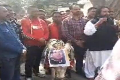 चंदन ग्रेवाल की खुली चुनौती, कहा- मेयर-कमिश्नर अपने बेटे को गटर में उतार कर दिखाएं, हड़ताल खत्म कर देंगे, देखें VIDEO