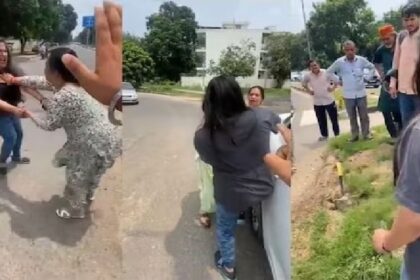 Viral News: बीच सड़क पर आपस में भिड़ी 3 महिलाएं, जमकर चले लात घूंसे