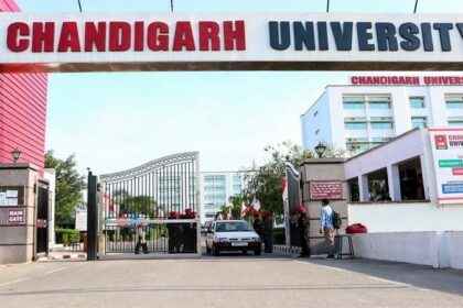 Chandigarh University: चंडीगढ़ यूनिवर्सिटी की 60 छात्राओं का नहाते हुए VIDEO वायरल, कई छात्राओं ने की खुदकुशी की कोशिश, यूनिवर्सिटी प्रबंधन पर लगे गंभीर आरोप, पुलिस की गाड़ी तोड़ी
