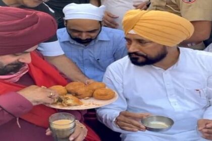 मुख्यमंत्री चरणजीत सिंह चन्‍नी और नवजोत सिद्धू ने टी स्‍टाल पर लिया चाय व कचौरी का आनंद, CM ने सुनाई शायरी, देखें VIDEO