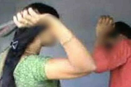 गर्लफ्रैंड के साथ होटल में मस्ती कर रहे थे इंस्पैक्टर, सूचना पाकर मौके पर पहुंची पत्नी, इंस्पैक्टर पति को चप्पलों से पीटा