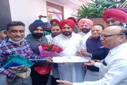 मुख्यमंत्री चरणजीत सिंह चन्नी को जालंधर के कारोबारियों ने सौंपा ज्ञापन, इंडस्ट्री को सस्ती बिजली दिलाने समेत कई मांगों का किया जिक्र