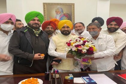 पंजाब सीएम बनते ही चरणजीत चन्‍नी का बड़ा फैसला, दो IAS अधिकारियों का किया तबादला, कहा - 'किसानों पर आंच आई, तो मैं अपना गला आगे कर दूंगा'