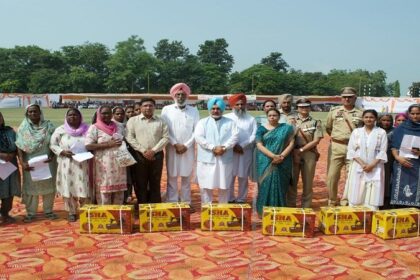 Punjab News: सूचना एवं लोक संपर्क मंत्री चेतन सिंह जौड़ामाजरा ने तरन तारन में लहराया तिरंगा