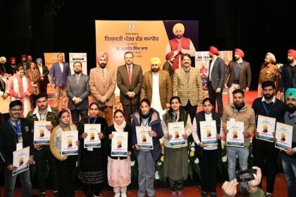 Punjab News: नौजवानों को नए साल का तोहफ़ा, मुख्यमंत्री ने नए भर्ती हुए 520 क्लर्कों को सौंपे नियुक्ति पत्र