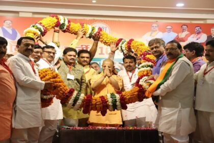 Yogi Adityanath: मुख्यमंत्री योगी आदित्यनाथ ने हाथरस में प्रबुद्ध वर्ग सम्मेलन को किया संबोधित