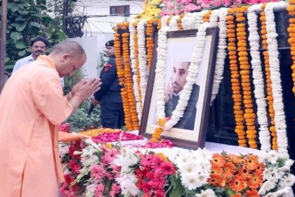 UP News: सीएम योगी ने पूर्व मुख्यमंत्री हेमवती नंदन बहुगुणा की पुण्यतिथि पर अर्पित की श्रद्धांजलि