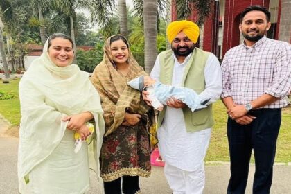 Punjab News: सीएम मान ने सभी नेताओं को बुलाया घर, दीवाली की दी शुभकामनाएं, देखें तस्वीरें