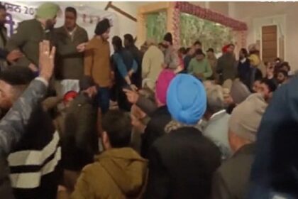 Punjab News: पंजाब में कांग्रेस की मीटिंग के दौरान जबरदस्त हंगामा, आपस में भिड़े दो गुट