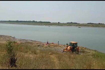 Big News: नदी के किनारे मिला लाशों का ढेर, कोरोना संकट में मचा हड़कंप