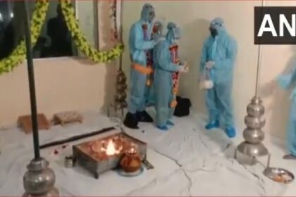 कोरोना पॉजिटिव मरीज ने रचाई शादी, पीपीई किट पहन कर मंडप पहुंचे दूल्हा-दुल्हन और पंडित, देखें Video