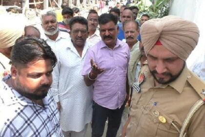 जालंधर में भगवान वाल्मीकि मंदिर के साथ मोबाइल टावर लगाने का विरोध, पार्षद पति के खिलाफ नारेबाजी, मोहल्ले में तनाव, मौके पर पहुंची पुलिस