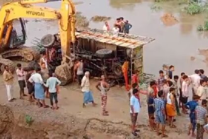 Accident News: बड़ा हादसा, नदी में गिरा ट्रक, 12 लोगों की मौत- 30 से ज्यादा घायल