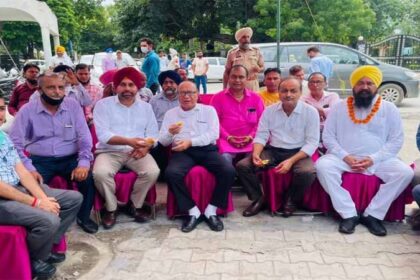 नगर निगम मुख्यालय में वेरका मिल्क बूथ का MLA राजिंदर बेरी और मेयर जगदीश राजा ने किया शुभारंभ