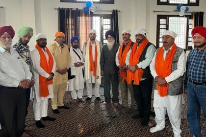 MLA बावा हेनरी और पार्षद दीपक शारदा ने बाबा नामदेव जी महाराज का आशीर्वाद प्राप्त किया