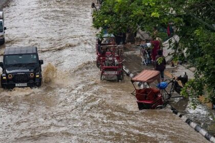 Flood News: डूब रही है दिल्ली, सुप्रीम कोर्ट-लाल किला तक पहुंचा बाढ़ का पानी, स्कूल-कॉलेज बंद