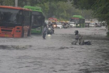 बारिश से पानी-पानी हुई दिल्ली, कई इलाके जलमग्न, तालाब में तब्दील हुआ एयरपोर्ट