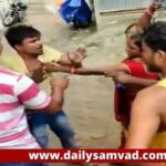 Fraud Baba: महिलाओं ने ढोंगी बाबा को घेर कर चप्पल से जमकर पीटा