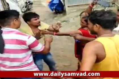 Fraud Baba: महिलाओं ने ढोंगी बाबा को घेर कर चप्पल से जमकर पीटा