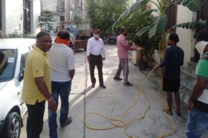 वार्ड-16 के कांग्रेसी नेता दीनानाथ प्रधान ने भारत नगर की गलियों को करवाया सैनीटाइज, लोगों को घरों में रहने की अपील की