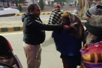 वार्ड-16 के समाज सेवक दीनानाथ प्रधान ने जरूरमंद लोगों को गर्म कपड़े और कंबल भेंट किए