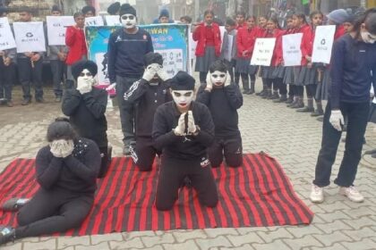 DIPS: डिप्स के विद्यार्थियों ने रैली निकाल कर प्लास्टिक बैग का इस्तेमाल न करने और महिलाओं को बराबर का हक देने का दिया संदेश