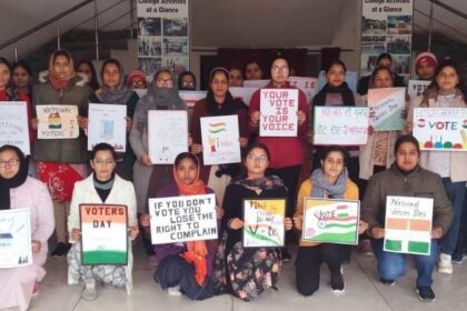 DIPS: स्लोगन लिखकर वोट डालने के प्रति किया जागरूक