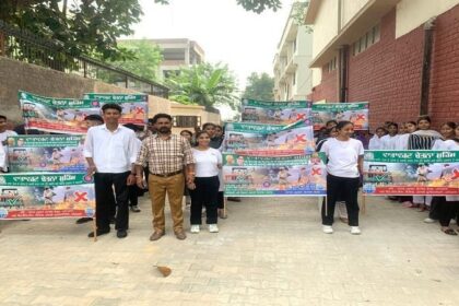 DIPS News: डिप्स के विद्यार्थियों ने किसानों को पराली जलाने से रोकने के लिए किया जागरूक 