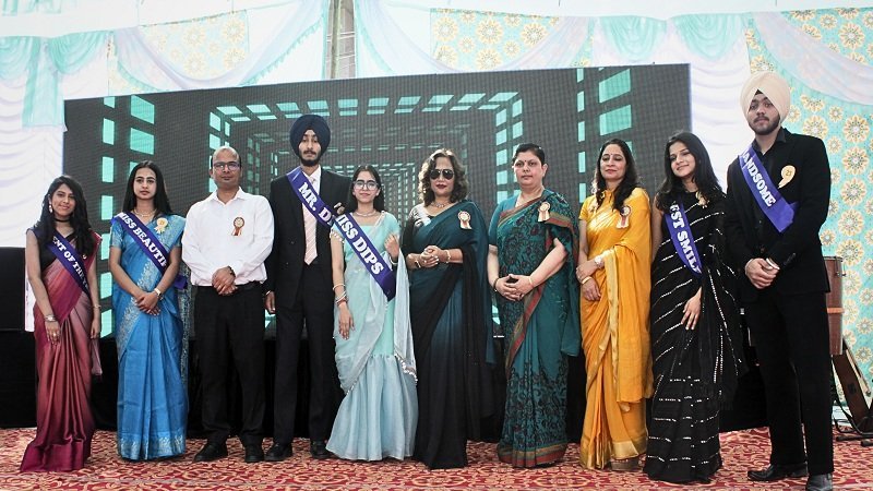 DIPS News: डिप्स स्कूल में 12वीं के विद्यार्थियों के लिए आयोजित की गई फेयरवेल पार्टी