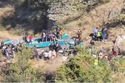 Accident: बड़ा हादसा, यात्रियों से भरी बस खाई में गिरी, 35 लोगों की मौत, कई जख्मी