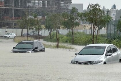 Dubai Flood: दुबई में तबाही; एक दिन की बारिश में ही हुआ पानी-पानी, एयरपोर्ट-स्टेशन और स्कूल सब बंद