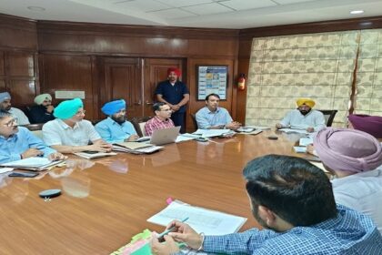 Punjab News: ई.टी.ओ द्वारा लोक निर्माण विभाग के अधिकारियों के साथ विस्तृत समीक्षा मीटिंग