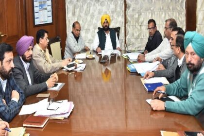 Punjab News: लोक निर्माण मंत्री हरभजन सिंह ई.टी.ओ. ने विभाग के कामों में सुधार लाने के लिए अधिकारियों से मांगे सुझाव