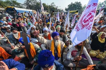 सिंघु बॉर्डर पर आंदोलन कर रहे किसानों पर FIR दर्ज, दिल्ली पुलिस ने की बड़ी कार्रवाई