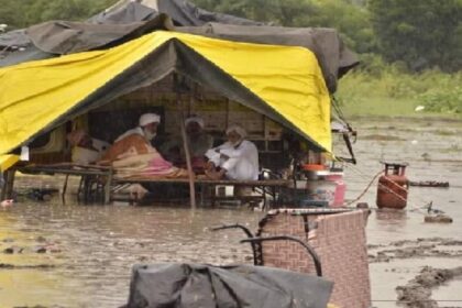 Punjab News: सीएम भगवंत मान आवास के सामने किसानों के धरने का आज तीसरा दिन, बारिश के दौरान ट्रॉलियों में रखा मोर्चा