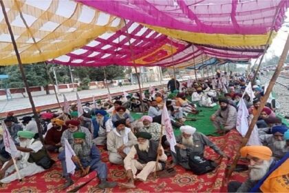 Farmers Protest: पंजाब में रेलवे ट्रैक पर फिर डटे किसान, सरकार को दी चेतावनी