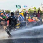 हरियाणा में पुलिस और किसानों में फिर भिड़ंत, पुलिस ने पानी की बौछार, आंसू गैस के गोले दागे