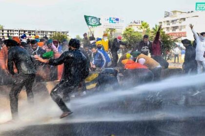हरियाणा में पुलिस और किसानों में फिर भिड़ंत, पुलिस ने पानी की बौछार, आंसू गैस के गोले दागे